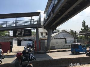 Tiang Penyangga Miring, JPO Depan Samsat Daan Mogot Ditutup