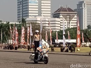 Aksi Polwan Naik Moge Bikin Iriana-Menteri Jokowi Standing Applause