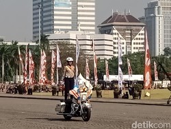 Aksi Polwan Naik Moge Bikin Iriana-Menteri Jokowi Standing Applause
