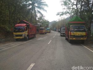Langganan Longsor, Distribusi Barang di Jalur Trenggalek-Ponorogo Terganggu Langganan Longsor, Distribusi Barang di Jalur Trenggalek-Ponorogo Terganggu