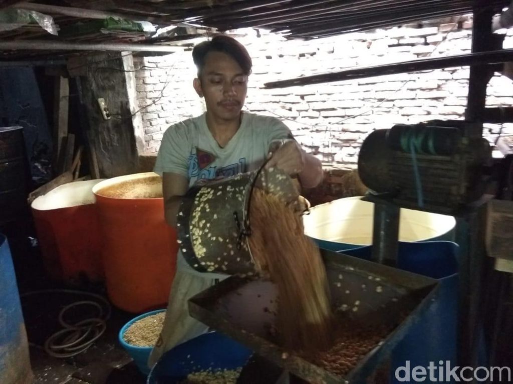 Perajin Tempe Ngaku Keuntungan Turun 20% karena Dolar AS Naik Perajin Tempe Ngaku Keuntungan Turun 20% karena Dolar AS Naik