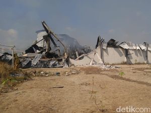 Sudah 15 Jam, Kebakaran Pabrik Popok di Semarang Belum Padam