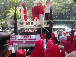 Demo Jokowi Mundur, Emak-Emak Militan: Kami Bukan Cheerleader!