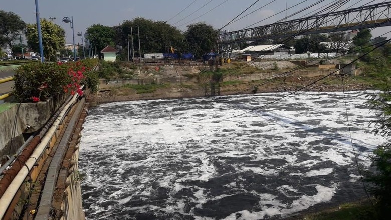Kali Bekasi Dipenuhi Hamparan Busa dan Berbau Kali Bekasi Dipenuhi Hamparan Busa dan Berbau