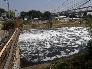 Kali Bekasi Dipenuhi Hamparan Busa dan Berbau Kali Bekasi Dipenuhi Hamparan Busa dan Berbau