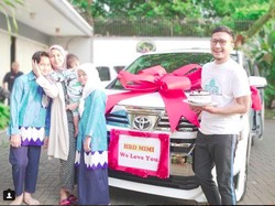 So Sweet, Arie Untung Beri Hadiah Toyota Vellfire Buat Sang Istri