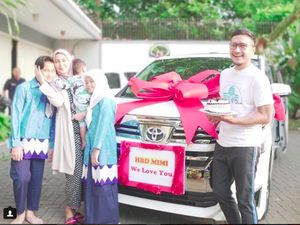 So Sweet, Arie Untung Beri Hadiah Toyota Vellfire Buat Sang Istri So Sweet, Arie Untung Beri Hadiah Toyota Vellfire Buat Sang Istri