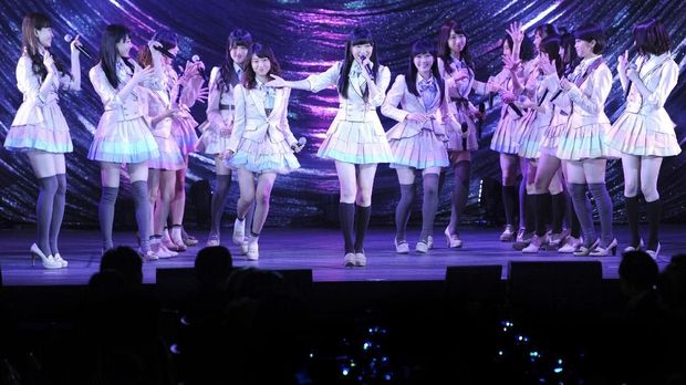 Japanese women's pop group AKB48 led by Rino Sashihara (C) performs onstage during a gala dinner of the ASEAN-Japan commemorative summit meeting hosted by Japanese prime minister in Tokyo on December 14, 2013. Japan and Southeast Asian countries agreed on the importance of freedom in the skies, in the first major gathering of the continent's leaders since China ramped up regional tensions with a controversial air defence zone.        AFP PHOTO / POOL / TOSHIFUMI KITAMURA / AFP PHOTO / POOL / TOSHIFUMI KITAMURA