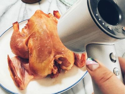 Pakai Benang hingga Botol, 10 Trik Ini Bikin Masak Jadi Mudah