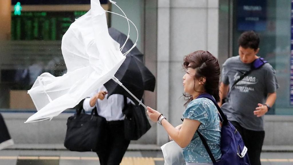 Jepang Bersiap Hadapi Topan Jebi Jepang Bersiap Hadapi Topan Jebi