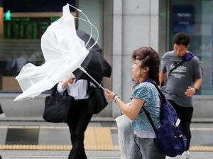 Jepang Bersiap Hadapi Topan Jebi Jepang Bersiap Hadapi Topan Jebi