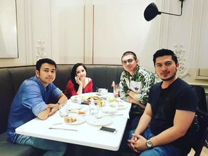 Momen Kulineran Hafiz Fatur dan Irwansyah Jadi Bukti Keintiman Adik Kakak Tampan Ini