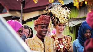 Foto: Kemesraan Pria Padang yang Pernah Viral karena Nikahi Bule Cantik