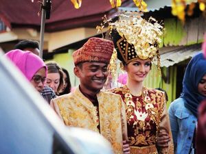 Foto: Kemesraan Pria Padang yang Pernah Viral karena Nikahi Bule Cantik