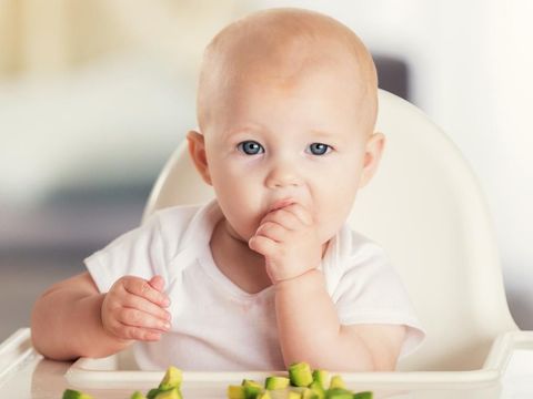Kapan Waktu yang Tepat Ajarkan Anak Makan Sendiri?