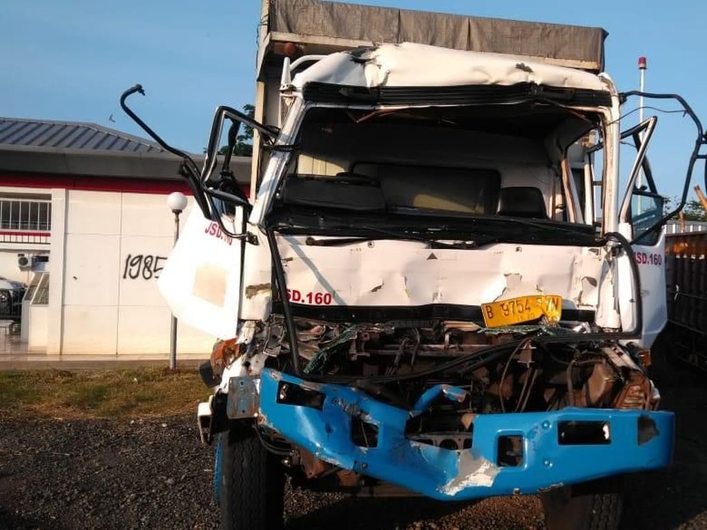 Tabrak Truk Kontainer, Sopir Angkut Galon Tewas di Tol Cipali Tabrak Truk Kontainer, Sopir Angkut Galon Tewas di Tol Cipali