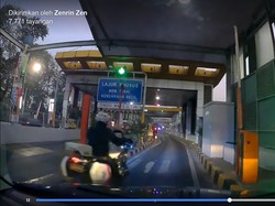 Viral Polisi Naik Moge Serobot Pemobil di Gerbang Tol, Bolehkah?