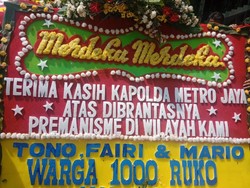 Preman Cengkareng Ditangkap, Warga Kirim Karangan Bunga ke Polda