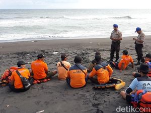 Seorang Pria Diduga Sengaja Ceburkan Diri di Pantai Selatan Bantul Seorang Pria Diduga Sengaja Ceburkan Diri di Pantai Selatan Bantul