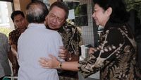 Foto: Pelukan Hangat SBY untuk Habibie di RSPAD