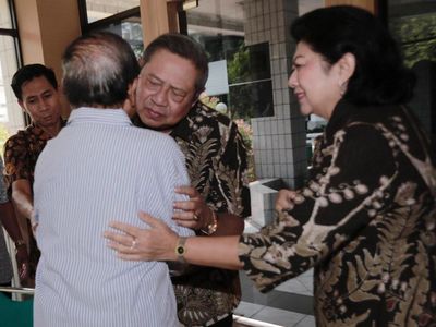 Foto: Pelukan Hangat SBY untuk Habibie di RSPAD