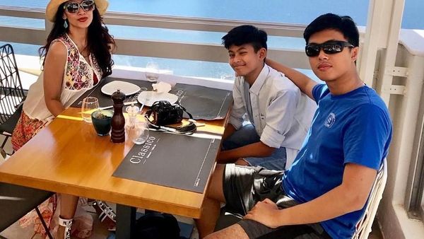 Ini Momen Asyik Diah Permatasari yang Hobi Kulineran Sambil Jalan-jalan