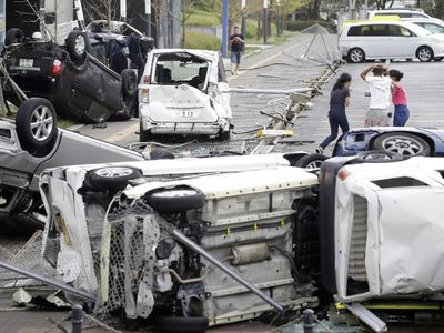 Dahsyatnya Topan Jebi: Mobil Terguling dan Kapal Tabrak Jembatan