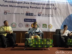 Sandiaga Pakai Sandal Jepit di UIR Pekanbaru, Kok Bisa?
