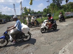 Jalan Berlubang di Depok Ini Rusak Parah, Pengendara Jadi Korban