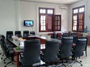 41 Anggota Dewan Ditahan KPK, Gedung DPRD Malang Kosong Melompong 41 Anggota Dewan Ditahan KPK, Gedung DPRD Malang Kosong Melompong