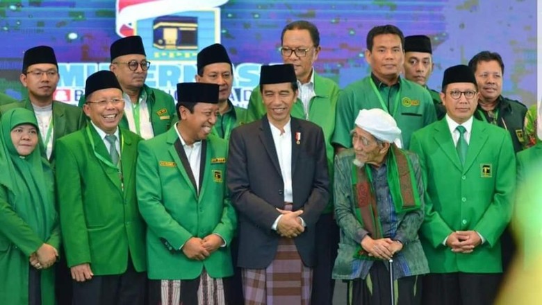 PPP Tegaskan Mbah Moen Tetap Dukung Jokowi Meski Didatangi Prabowo PPP Tegaskan Mbah Moen Tetap Dukung Jokowi Meski Didatangi Prabowo