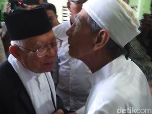 Tiba di Rembang, Maruf Amin Disambut Peluk dan Cium Mbah Moen Tiba di Rembang, Maruf Amin Disambut Peluk dan Cium Mbah Moen