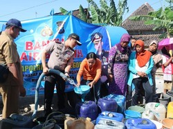 Kekeringan di Bojonegoro, BPBD dan Polisi Distribusikan Air Bersih