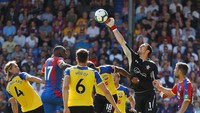 Alex McCarthy (Southampton). Berperan besar saat timnya menang 2-0 di markas Crystal Palace, di antaranya lewat aksi menggagalkan tembakan jarak dekat Christian Benteke. Ia membuat enam save krusial. (Foto: Peter Nicholls/Reuters)