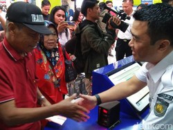 Sapaan Hangat dan Mug bagi Penumpang di Stasiun Gambir