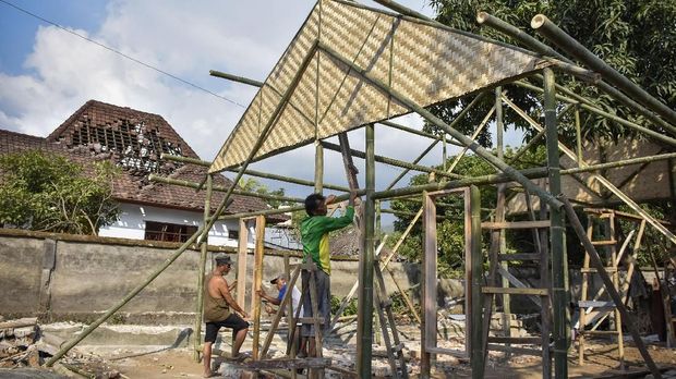 Warga korban gempa Lombok, NTB, membangun rumahnya kembali, di Desa Pemenang Barat, Kecamatan Pemenang, Lombok Utara, NTB, Selasa (21/8).