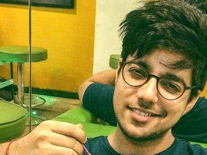 Gaya Makan Penyanyi India Siddharth Slathia yang Tampil di Closing Asian Games Gaya Makan Penyanyi India Siddharth Slathia yang Tampil di Closing Asian Games