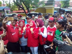 Diarak di Grobogan, Aries Spiderwoman Jadi Sasaran Selfie Warga