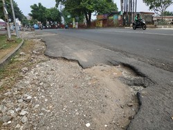 Hati-Hati! Ada Lubang Menganga di Jalan Tole Iskandar Depok