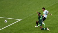 Lionel Messi juga jadi nomine, lewat golnya ke gawang Nigeria di Piala Dunia 2018 lalu. Messi kala itu menunjukkan kontrol bola ciamik saat menemrima umpan panjang dari belakang, lalu menusuk ke dalam kotak penalti dan menaklukkan kiper lewat tendangan kaki kanan yang bukan kaki dominannya. (Foto: Francois Nel/Getty Images)