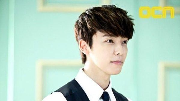 Gantengnya Donghae, Personel Super Junior yang Goyang Dayung ala Jokowi