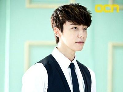Gantengnya Donghae, Personel Super Junior yang Goyang Dayung ala Jokowi