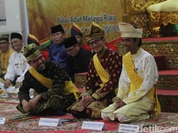 Ustaz Somad Hadiri Upacara Adat Sandiaga Uno di Riau