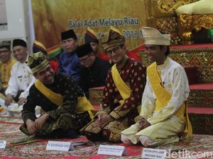 Ustaz Somad Hadiri Upacara Adat Sandiaga Uno di Riau Ustaz Somad Hadiri Upacara Adat Sandiaga Uno di Riau