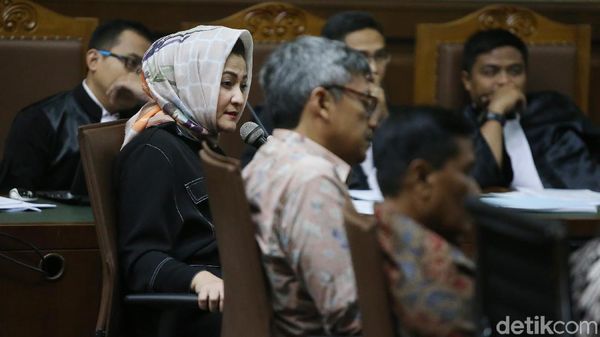 Ekspresi Deisti Saat Bersaksi untuk Keponakan Setya Novanto