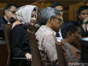 Ekspresi Deisti Saat Bersaksi untuk Keponakan Setya Novanto