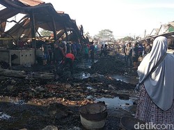 Terbakar Hebat, 100 Personel Padamkan Api di Pasar Gedebage