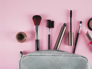 Siapkan Selalu Produk Makeup Ini Dalam Tas