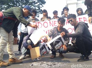 Mahasiswa di Tangerang Selatan Bakar Poster 2019GantiPresiden