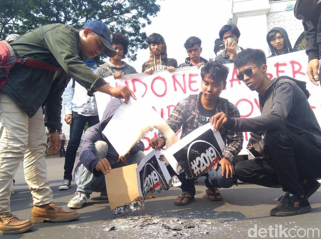 Mahasiswa di Tangerang Selatan Bakar Poster 2019GantiPresiden Mahasiswa di Tangerang Selatan Bakar Poster 2019GantiPresiden